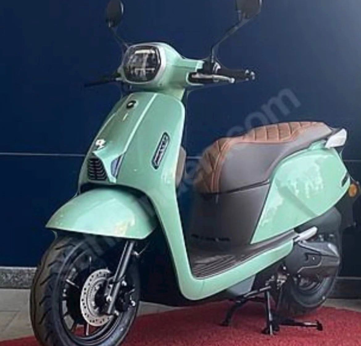 İkra Scooter Rent - Nane yeşili scooter