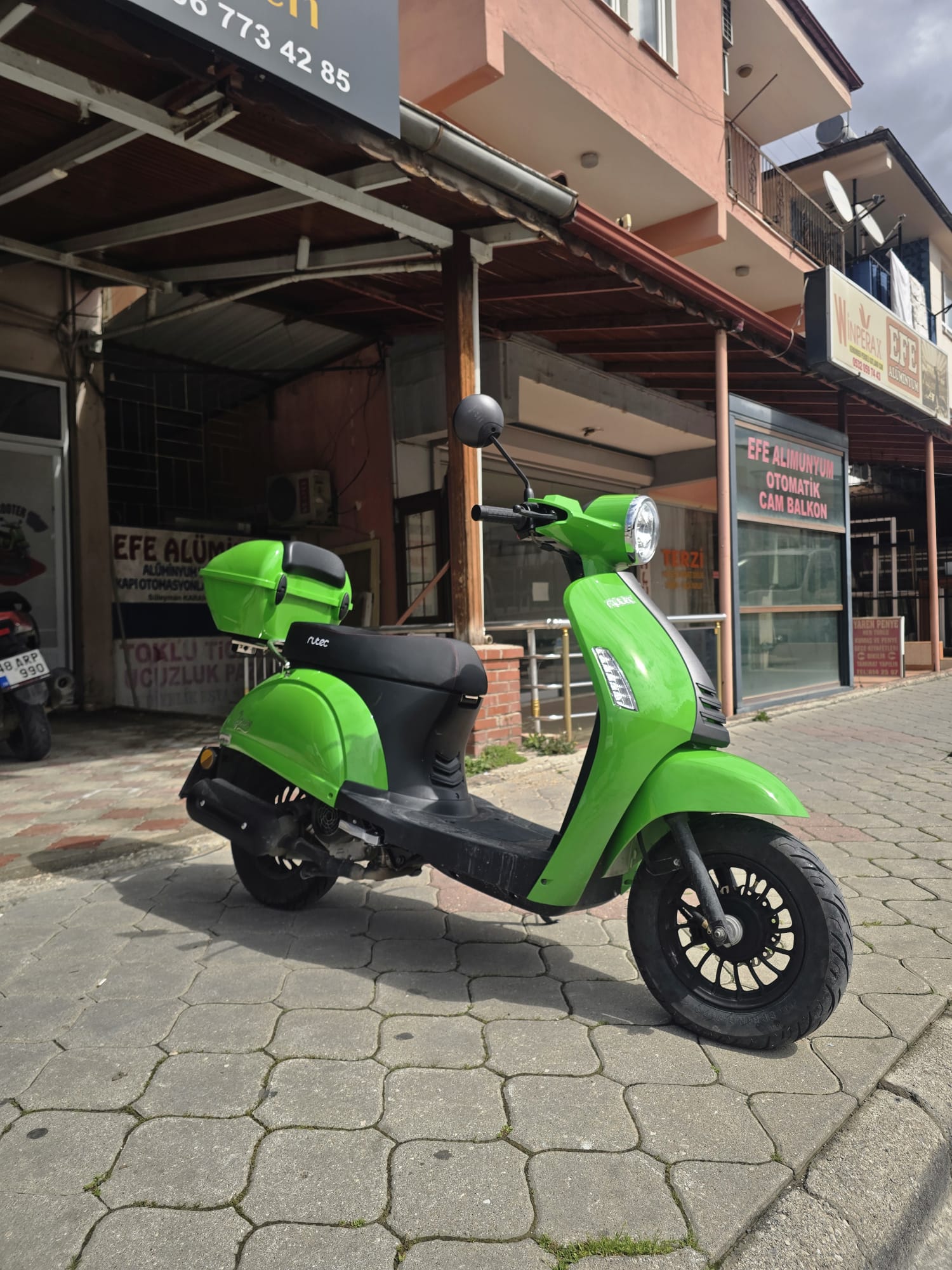 İkra Scooter Rent - Beyaz scooter
